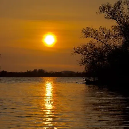 Alpstuga Aquahome - Np De Biesbosch - Bijzonder Overnachten Op Houseboat!