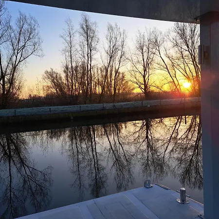 Aquahome - Np De Biesbosch - Bijzonder Overnachten Op Houseboat!